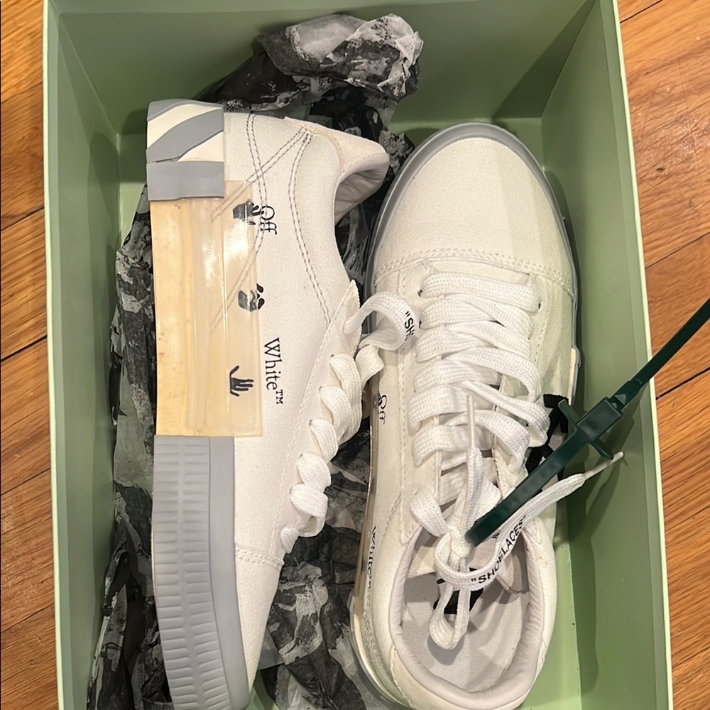 Off-White Women's White and Gray Sneakers